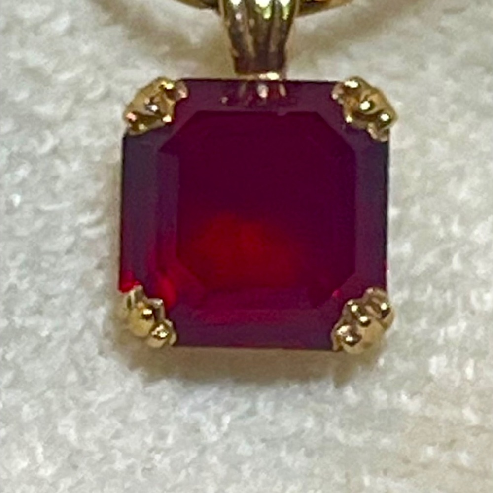 VINTAGE Gold and FAUX RUBY Pendant Necklace - Picture 5 of 6